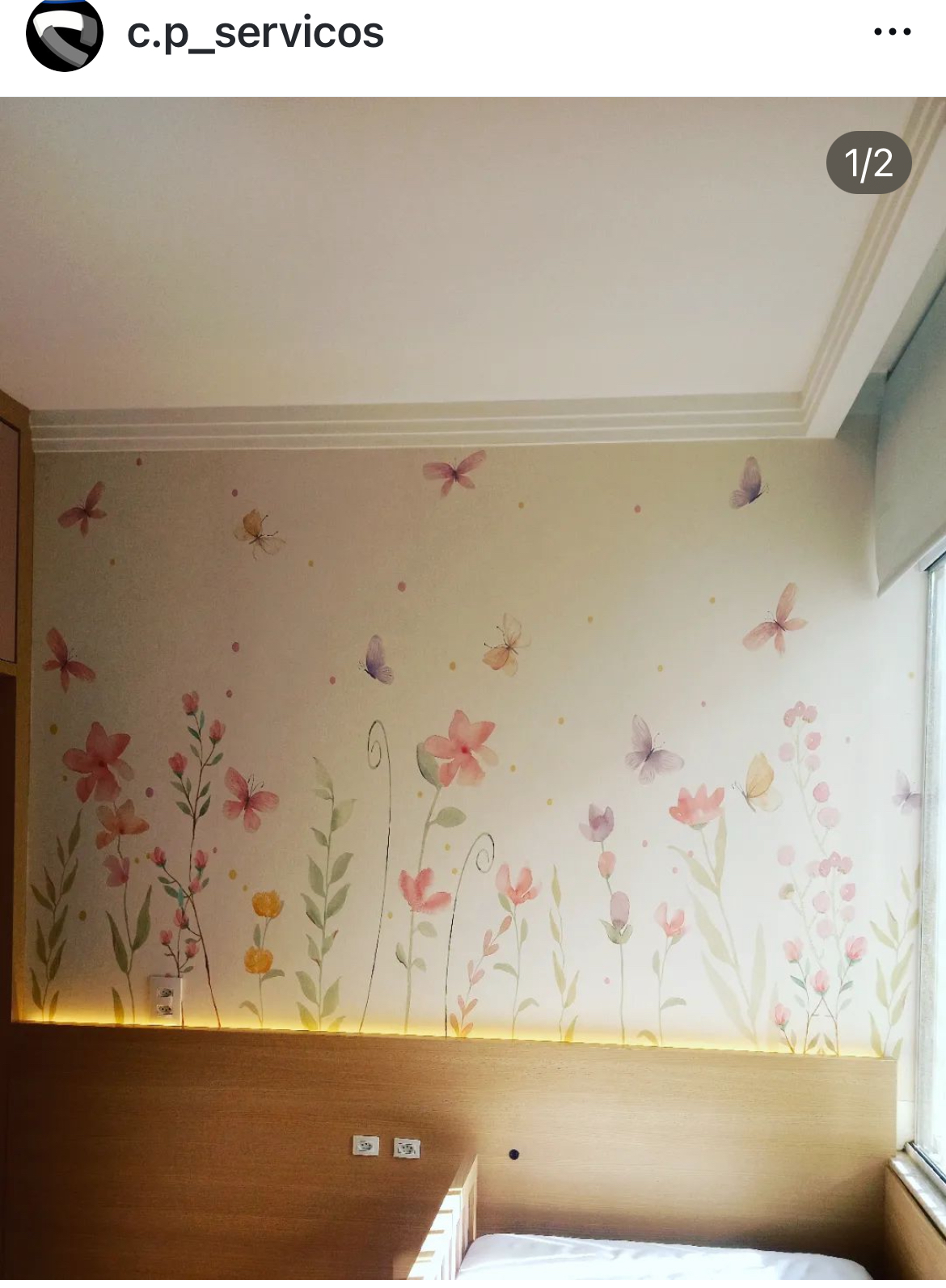 Papel de parede floral com borboletas